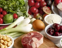 “Eu sou o Senhor, seu Deus, que os separei dos povos. Portanto, vocês devem distinguir entre animais limpos e impuros... E serão santos para mim, porque Eu, o Senhor, sou santo e os separei dos povos para que sejam meus” (Levítico 20:24–26). Você sabe por que Deus proibiu certos alimentos? Será que são proibidos apenas por questões de restrição e punição? Será que têm algum valor para nós no século 21? Continue a ler este estudo e você descobrirá o propósito misterioso e impressionante destas leis. O mistério por trás das leis dietéticas Para muitas pessoas hoje, as leis dietéticas sobre animais puros e impuros estão entre as instruções mais difíceis de compreender na Bíblia. No entanto, estudiosos atentos reconhecem que essas leis expressam a vontade de Deus e representam medidas sábias e benéficas que revelam o cuidado de Deus pela saúde do Seu povo. Infelizmente, a maioria das pessoas hoje têm pouco ou nenhum entendimento das razões médicas por trás das instruções de Deus, porque a sabedoria científica por trás das leis bíblicas raramente é explicada. Mas, ao estudar a lei de Deus, você encontrará grande sabedoria até mesmo na lista de alimentos que Israel não podia comer e verá o quanto elas podem impactar sua vida ainda hoje! Está preparado? Tenho certeza de que você se surpreenderá! Por que Deus estabeleceu leis alimentares? Para santificar o povo As escrituras revelam várias razões importantes para as leis dietéticas. Em Êxodo, aprendemos que Deus escolheu a nação de Israel e os separou para um propósito especial, e as leis dietéticas contribuíram para esse propósito divino. Viver de acordo com as leis divinas de Deus deveria fazer de Israel uma nação modelo — uma luz e exemplo para o mundo — à medida que as nações observavam as bênçãos que o povo de Israel recebia, incluindo as bênçãos de boa saúde. Israel, assim, deveria ser uma nação pura, santificada para Deus em todas as áreas. Para dar-lhes boa saúde As listas de animais puros e impuros em Levítico 11 e Deuteronômio 14 não são um catálogo de tabus alimentares baseados em modismos ou caprichos; essas listas destacam um fato que só foi descoberto no final do século passado: esses animais carregam doenças perigosas para o homem. Na verdade, os mesmos animais rotulados como impuros nas Escrituras ainda carregam doenças parasitárias perigosas para os seres humanos hoje. Algo ser considerado impuro não é pecado em si, mas muitas vezes está associado à morte, decadência e mortalidade. “Impuro” também pode significar que algo é anormal. Isso indica que esses alimentos não foram criados para serem consumidos pelos homens, já que carregam doenças que ameaçam a vida humana. É por isso que certos alimentos podem ser considerados impuros; Deus é vida e Ele quer nos dar vida abundante, então tudo o que for contrário à plenitude da vida que Deus deseja para nós não deve ser aceito. O significado nutricional das leis Os capítulos que relatam os alimentos puros e impuros fornecem informações muito específicas resumidas em princípios simples, fáceis de entender, que poderiam ser aplicados muito antes de o microscópio ser inventado, e muito antes da teoria dos germes ser proposta. Hoje, as descobertas da ciência moderna estão revelando quão importantes e práticas essas leis realmente são. Vamos conferir o lado nutricional de algumas dessas regras (eles vão te surpreender): Alimentos Puros "Estes são os animais que vocês podem comer entre todos os animais que há na Terra: entre os animais, tudo o que tem casco dividido, que tem cascos fendidos e rumina — isso vocês podem comer… Vocês poderão comer qualquer peixe que tem barbatanas e escamas… mas vocês poderão comer os insetos que têm pernas e que saltam. Poderão comer toda espécie de gafanhotos e grilos.” (Levítico 11:2-3,9,21-22) Animais que tem o casco dividido e ruminam — Esses animais têm estômagos com quatro câmaras que convertem gramas não comestíveis para os humanos e outros animais em produtos nutricionais e de proteína de alta qualidade (carne e leite) que as pessoas podem usar como alimento. É como uma máquina de lavar com quatro ciclos de lavagem e enxágue. Isso significa que a carne que você come não será prejudicial, mas repleta de boas proteínas. Exemplos de animais limpos seriam todo o gado, ovelhas, cabras, alces, antílopes... Todos são herbívoros, ruminantes e de casco dividido que obtêm seus alimentos pastando ou se alimentando de plantas. Insetos permitidos (gafanhotos) — Permitidos devido aos seus hábitos limpos e consumo tradicional. Peixes com barbatanas e escamas (salmão, pintado, bacalhau e atum) — São extremamente benéficos para os humanos. Contêm proteínas de alta qualidade e são uma excelente fonte de nutrientes como zinco, cobre, magnésio, entre outros. Oferecem muitos benefícios como afinar o sangue e baixar o mau colesterol. Não é à toa que Jesus os consumia com frequência. Alimentos Impuros "Mas não poderão comer camelos, coelhos selvagens ou lebres, pois esses animais ruminam, mas não têm casco dividido. Para vocês esses animais são impuros. É proibido comer carne de porco. Para vocês o porco é impuro, pois tem o casco dividido, mas não rumina. Não comam nenhum desses animais, nem mesmo toquem neles quando estiverem mortos. Todos eles são impuros… mas não poderão comer os animais que vivem na água e que não têm barbatanas nem escamas. Esses animais são impuros para vocês; não comam nenhum deles e, mesmo quando eles estiverem mortos, não toquem neles. Qualquer animal que vive na água e que não tem barbatanas nem escamas é impuro." (Levítico 11:4-8, 10–12) Animais carnívoros (leões, lobos, gatos, cães) — Eles comem animais doentes, potencialmente transmissores de doenças aos humanos, e podem carregar parasitas como trichinella spiralis. Porcos / Suínos — Designados como impuros nas Escrituras porque comem lixo, animais mortos e resíduos humanos. São um potencial para transmissão de doenças. Podem transmitir triquinose e tênias suínas, que podem migrar para o coração, cérebro ou olhos. Peixes sem barbatanas e escamas (por exemplo, enguias, bagres, arraias, tubarões) — São carniceiros. Produzem substâncias venenosas. Enguias, por exemplo, são tóxicas e se alimentam de matéria morta. Mariscos (camarões, lagostas, caranguejos) — São "coletores de lixo" do fundo do mar, o que significa que se alimentam de animais mortos e resíduos, acumulando toxinas. Podem transportar bactérias e vírus nocivos aos humanos. Moluscos filtradores (mariscos, ostras, mexilhões, vieiras) — São "aspiradores" dos ecossistemas aquáticos — filtram bactérias, vírus e resíduos da água. Alto risco de causar doenças transmitidas por alimentos, incluindo cólera, febre e hepatite, salmonella, entre outros. Estudos relatam que os mesmos causam 85% das doenças relacionadas aos frutos do mar. Sangue (de qualquer animal) — Carrega muitas doenças, incluindo bactérias suínas e vírus aviários. Qual a importância das leis para os dias de hoje? Toda lei foi dada por Deus, portanto é boa e perfeita. A lei é a sabedoria de Deus dada aos homens. Por isso, é importante meditar nelas e aprender com elas, pois são a palavra de Deus e nos transmitem sabedoria até os dias de hoje. Quando as estudamos com cuidado, aprendemos que elas têm o propósito de nos ensinar importantes princípios sobre os atributos de Deus e seu caráter; Sobre o amor e cuidado ao próximo; Sobre a verdadeira justiça e retidão; Sobre relacionamentos; e até mesmo sobre uma boa higiene, saúde e alimentação. Aprendemos também que importa para o Senhor que todo o nosso ser e tudo o que diz respeito às nossas vidas glorifique Seu nome e reflita quem Ele é: santo. Deus, ao dar essas leis, estava demonstrando seu cuidado com cada detalhe da nação de Israel, inclusive com a saúde do seu povo. Por isso, deu a eles a receita para viverem uma vida saudável e cheia de vigor. Portanto, vemos que a lei tem de fato muito a nos ensinar! Porém, você pode estar se perguntando agora mesmo: "Mas eu não tenho que obedecer a estas leis, verdade? Então por que devo estudar tais leis? E como consigo aplicá-las à minha vida?" É claro que, como crentes em Yeshua, não somos condenados e nem considerados impuros por comer tais alimentos. Jesus mesmo deixou claro que o que torna alguém impuro não é o que ele come, mas o que procede de seu interior: pensamentos pecaminosos, infidelidade, inveja, raiva, etc. ( Marcos 7:15, Mateus 15:11-20). Portanto, nossa preocupação não está nos alimentos que ingerimos, e sim em santificar o nosso interior. Mas, como cristãos, também somos chamados a viver uma vida que glorifique a Deus. Seja comendo, bebendo ou fazendo qualquer outra coisa, devemos fazer todas estas coisas para a glória de Deus (1Co 10:31). Também sabemos que nosso corpo não pertence mais a nós mesmos, porque fomos comprados por um alto preço; devemos glorificar a Deus em nosso corpo e em nosso espírito (1 Co 6:20). Portanto, a palavra de Deus nos revela que Ele ainda se preocupa com o que fazemos com nosso corpo, e ainda cuida de nossa saúde. E é exatamente isso que essas leis alimentícias nos ensinam, pois mostram a preocupação de Deus com a saúde de Seu povo para que em todas as coisas vivam bem e glorifiquem Seu nome. Conclusão Ficou surpreso? Deus é detentor de todo conhecimento, portanto, sabe exatamente o que é bom para nós e o que não é. Ele conhece o que precisamos fazer para aproveitar vida em abundância nesta terra. Os alimentos e as regras estabelecidas pela lei são bons para nós. Eles são capazes de nos fornecer as matérias-primas necessárias para um corpo e mente saudáveis. O próprio Jesus seguiu essas regras. Portanto, podemos ter certeza de que são boas para nós. No entanto, é importante lembrar de que essas regras visam mostrar a preocupação de Deus com a saúde de Seu povo. Elas não possuem o propósito de restringir ou punir. Ou seja, são instruções de boa sabedoria e excelentes conselhos para a sua saúde. Você pode questionar e dizer: "Bem, mas não vivo pela lei, vivo pela graça de Deus." E você está certo! Mas pense desta forma: Deus está lhe dando a graça de aprender Seus caminhos e Sua palavra, e viver de acordo com eles para desfrutar a plenitude da vida. Claro que comer ou não comer tais coisas não afeta de forma alguma a salvação que Jesus lhe deu através da Sua graça. No entanto, a palavra de Deus também diz que a liberdade que recebemos de Cristo Jesus não deve ser usada para continuarmos vivendo sob os desejos da carne, mas deve ser usada para escolhermos viver uma vida para a glória de Deus em tudo o que fazemos, pois fomos libertos por Cristo para viver uma vida abundante que vem ao seguir e obedecer Seus mandamentos. E é isso que as leis alimentares são: uma receita para você desfrutar de uma vida abundante e saudável aqui na Terra. Vivendo em saúde abundante, você pode ter certeza de que estará honrando o Senhor e dando-Lhe glória nesta terra, além de ser um exemplo para os demais ao seu redor.